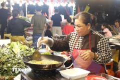 Bánh xèo chảo và các món bánh dân gian góp mặt trong “Không gian món ngon Lâm Đồng”. (Ảnh: Hồng Hiếu/TTXVN)