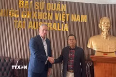 Đại sứ Việt Nam tại Australia Phạm Hùng Tâm (phải) gặp ông Simon White, Chủ tịch Hội đồng Doanh nghiệp Australia – Việt Nam bang Queensland (AVBCQ) tại trụ sở Đại sứ quán Việt Nam ở thủ đô Canberra. (Ảnh: TTXVN phát)