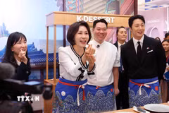 Phu nhân Tổng thống Hàn Quốc Lee Jae Myung, bà Kim Hae Kyung tại Lễ hội Văn hóa và Du lịch Hàn Quốc 2026 tại Hà Nội. (Ảnh: Phạm Kiên/TTXVN)