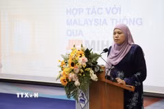 Bà Zaimah Osman, Lãnh sự Thương mại MATRADE thông tin xu hướng tiêu dùng của thị trường Hồi giáo tại hội thảo. (Ảnh: Xuân Anh/TTXVN)