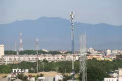 Hệ thống hạ tầng viễn thông phục vụ hoạt động di động và Internet tại khu vực phường Đông Hải (Khánh Hòa). (Ảnh: Nguyễn Thành/TTXVN)