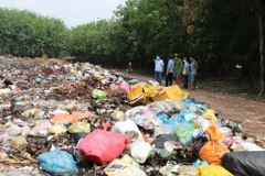 Bãi tập kết rác tại xã Long Hà đã trở thành “điểm nóng” gây ô nhiễm nghiêm trọng. (Ảnh: Đậu Tất Thành/TTXVN)