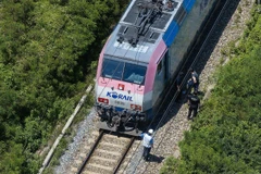 Các nhà chức trách đang tiến hành công tác khôi phục sau sự cố va chạm của đoàn tàu Mugunghwa ngày 19/8. (Nguồn: Yonhap)