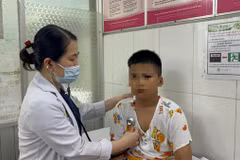 Học sinh ngộ độc thực phẩm tại Trường tiểu học Bình Quới Tây điều trị tại Bệnh viện Nhi đồng 2, Thành phố Hồ Chí Minh. (Ảnh: Bệnh viện cung cấp)