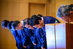 Tổng Ciám đốc điều hành Lotte Card Cho Jwa-jin, (thứ hai từ phải sang), cùng các giám đốc điều hành khác cúi đầu xin lỗi trong buổi họp báo tại Seoul, ngày 18/9. (Ảnh: Korea Times)