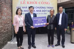 Bà Ngô Thị Sơn (thứ 2 từ phải), khu phố Phù Khê Thượng, phường Phù Khê, thành phố Từ Sơn, tỉnh Bắc Ninh nhận hỗ trợ xây nhà mới từ tỉnh Bắc Ninh. (Ảnh: Thanh Thương/TTXVN)