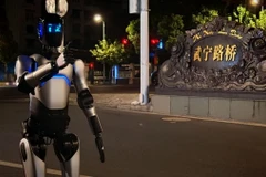 Robot A2 đi bộ trên đường. (Ảnh: AgiBot)