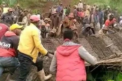 Tìm kiếm các nạn nhân vụ lở đất. (Nguồn: AOL)