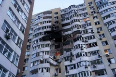 Một tòa chung cư tại Kiev bị hư hại sau cuộc tấn công bằng máy bay không người lái của Nga ngày 6/6. (Ảnh: AP)