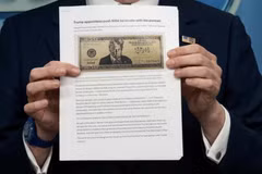 Hình ảnh hiển thị tờ tiền 250 USD có hình Tổng thống Donald Trump. (Ảnh: Getty)