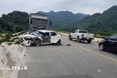 Hiện trường vụ tai nạn giao thông nghiêm trọng khi 2 ôtô tông nhau khiến 1 người tử vong. (Ảnh: TTXVN phát)