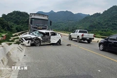 Hiện trường vụ tai nạn giao thông nghiêm trọng khi 2 ôtô tông nhau khiến 1 người tử vong. (Ảnh: TTXVN phát)