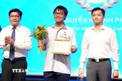 Trao giải cho thí sinh giành giải Nhất các bảng thi. (Ảnh: Văn Dũng/TTXVN)