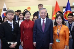 Tổng Bí thư Tô Lâm và Phu nhân với cán bộ, nhân viên Đại sứ quán và cộng đồng người Việt Nam tại Hàn Quốc. (Ảnh: Thống Nhất/TTXVN)
