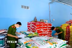 Cán bộ Phòng Cảnh sát kinh tế kiểm tra, phát hiện các sản phẩm không rõ nguồn gốc, xuất xứ. (Ảnh: Hữu Đệ/TTXVN phát)