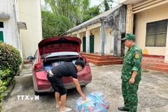 Đối tượng Nguyễn Hồng Minh, sinh năm 1982, trú tại huyện Hải Hà (Quảng Ninh) cùng tang vật bị phát hiện và bắt giữ. (Ảnh: Nguyễn Chiến/TTXVN phát)