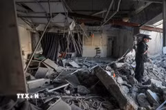 Tòa nhà bị phá hủy sau cuộc không kích của Israel xuống thành phố Gaza ngày 13/4/2025. (Ảnh: THX/TTXVN)