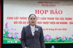 Phó Giám đốc Sở Tài chính Vũ Thị Phương Thảo chủ trì họp báo. (Ảnh: Danh Lam/TTXVN)