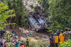 Hiện trường vụ tai nạn xe buýt lao xuống vực tại Kotmale, Sri Lanka, ngày 11/5. (Ảnh AFP)
