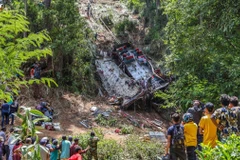 Hiện trường vụ tai nạn xe buýt lao xuống vực tại Kotmale, Sri Lanka, ngày 11/5. (Ảnh AFP)