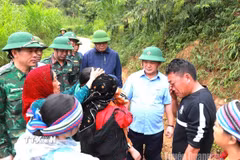 Bí thư Tỉnh ủy Tuyên Quang Hầu A Lềnh động viên, chia sẻ nỗi đau thương mất mát với thân nhân các gia đình có người bị nạn tại thôn Má Lầu A, xã Lũng Cú. (Ảnh: Duy Tuấn/TTXVN phát)