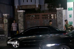 Cơ quan Cảnh sát điều tra tại nhà ông Nguyễn Văn Thành, cựu Giám đốc Bệnh viện Đa khoa Bình Thuận vào tối ngày 3/10. (Ảnh: Nguyễn Thanh/TTXVN)