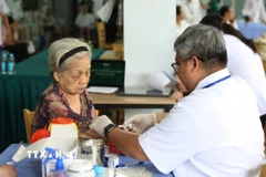 Người cao tuổi tại Viện dưỡng lão Tâm An (Thành phố Hồ Chí Minh) được khám sức khỏe. (Ảnh: Đinh Hằng/TTXVN)