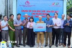 Chính quyền và cộng đồng doanh nghiệp tỉnh Quảng Ngãi chung tay hỗ trợ xóa nhà tạm, nhà dột nát cho các gia đình khó khăn. (Ảnh: TTXVN phát)