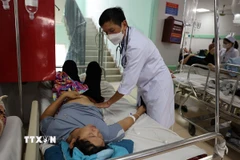 Bác sỹ Khoa Truyền nhiễm, Bệnh viện Đa khoa Bà Rịa thăm khám cho bệnh nhân ngộ độc thực phẩm nghi do ăn bánh mỳ tại tiệm Ngọc Hà, phường Phú Mỹ. (Ảnh: Hoàng Nhị/TTXVN)