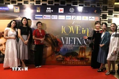 Khán giả hai nước chụp ảnh tại lễ khởi chiếu. (Ảnh: Quang Trung/TTXVN)