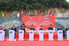Hai Phó Thủ tướng, Bộ trưởng Quốc phòng ấn nút khởi công công trình Trạm phối hợp công tác, Đại đội Biên phòng 252. (Ảnh: Trọng Đức/TTXVN)
