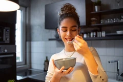 Nhai chậm giúp hạn chế calo. (Ảnh: iStock)
