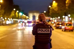 Một cảnh sát đứng gác trên đại lộ Champs Elysees, cạnh Khải hoàn môn, tại Paris, Pháp, ngày 26/4. (Ảnh: Reuters)