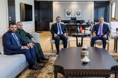 Bộ trưởng Ngoại giao Syria Asaad Hassan al-Shibani, cùng với Giám đốc Cơ quan Tình báo Quốc gia Hussein Al-Salama và Bộ trưởng Quốc phòng Murhaf Abu Qasra, gặp người đồng cấp Thổ Nhĩ Kỳ Hakan Fidan tại Ankara, Thổ Nhĩ Kỳ, ngày 13/8. (Ảnh: Reuters)