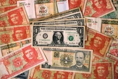 Đồng USD và đồng Peso Cuba tại Havana. (Ảnh: Reuters/TTXVN)