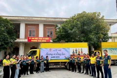 Hàng hóa cùng tập thể cán bộ, nhân viên của Tập đoàn Wilmar tại Tích Lương, tỉnh Thái Nguyên.