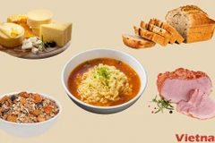 Một số loại thực phẩm chứa nhiều muối. (Ảnh: Vietnam+)