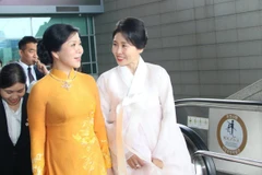 Phu nhân Ngô Phương Ly cùng bà Kim Hye Kyung, Phu nhân Tổng thống Hàn Quốc tham quan Bảo tàng Quốc gia Hàn Quốc. (Ảnh: Đức Thắng/TTXVN)