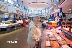 Người dân mua sắm tại siêu thị ở Manchester, Anh. (Ảnh: THX/TTXVN)