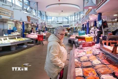Người dân mua sắm tại siêu thị ở Manchester, Anh. (Ảnh: THX/TTXVN)