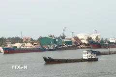 Tàu vào nhận hàng từ cảng biển Cửa Việt. (Ảnh: Nguyên Lý/TTXVN)