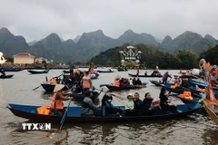 Du khách trảy hội chùa Hương 2025. (Ảnh: Trần Việt/TTXVN)