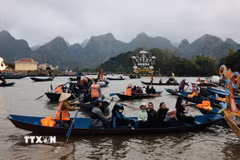Du khách trảy hội chùa Hương 2025. (Ảnh: Trần Việt/TTXVN)