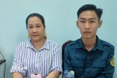 Anh Đỗ Văn Quý (SN 2006, phường Vĩnh Thông, An Giang) trả lại 290 triệu đồng cho bà Nguyễn Thị Huỳnh (xã Cái Nước, Cà Mau) là người đã chuyển nhầm số tiền trên vào tài khoản của Quý. (Ảnh: TTXVN phát)