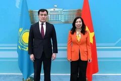 Thứ trưởng Ngoại giao Lê Thị Thu Hằng và Thứ trưởng Ngoại giao Kazakhstan A. Bakayev. (Ảnh: Báo Quốc tế)