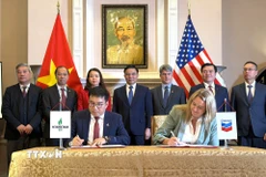 Đại diện Công ty Lọc hóa dầu Bình Sơn và đại diện tập đoàn năng lượng Chevron ký biên bản ghi nhớ. (Ảnh: Ngọc Quang/TTXVN)