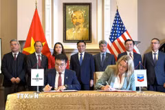 Đại diện Công ty Lọc hóa dầu Bình Sơn và đại diện tập đoàn năng lượng Chevron ký biên bản ghi nhớ. (Ảnh: Ngọc Quang/TTXVN)
