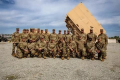 Tham mưu trưởng Lục quân, Tướng Randy George, chụp ảnh cùng các binh sỹ tại một địa điểm chiến thuật Patriot. (Nguồn: Yonhap)