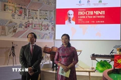 Ông Trần Nhất Hoàng, Phó Tổng đại diện Việt Nam tại EXPO 2025 và bà Lê Thị Phượng, Giám đốc Khu di tích Chủ tịch Hồ Chí Minh tại Phủ Chủ tịch, phát biểu khai mạc. (Ảnh: Nguyễn Tuyến/TTXVN)