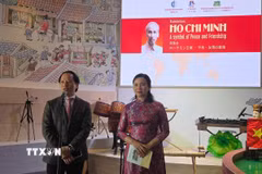 Ông Trần Nhất Hoàng, Phó Tổng đại diện Việt Nam tại EXPO 2025 và bà Lê Thị Phượng, Giám đốc Khu di tích Chủ tịch Hồ Chí Minh tại Phủ Chủ tịch, phát biểu khai mạc. (Ảnh: Nguyễn Tuyến/TTXVN)